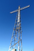 62 Alla alta croce di vetta del Canto Alto (1146 m)
